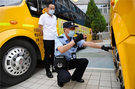 宁夏：交警送检上门　校车“体检”迎开学