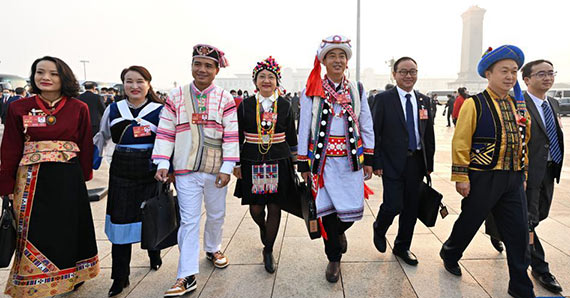 全国人大代表走向会场